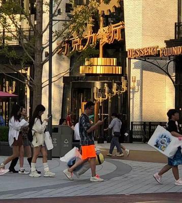 王思聰攜新女友吃火鍋，貼心夾菜引關(guān)注，女方清純撞臉章澤天